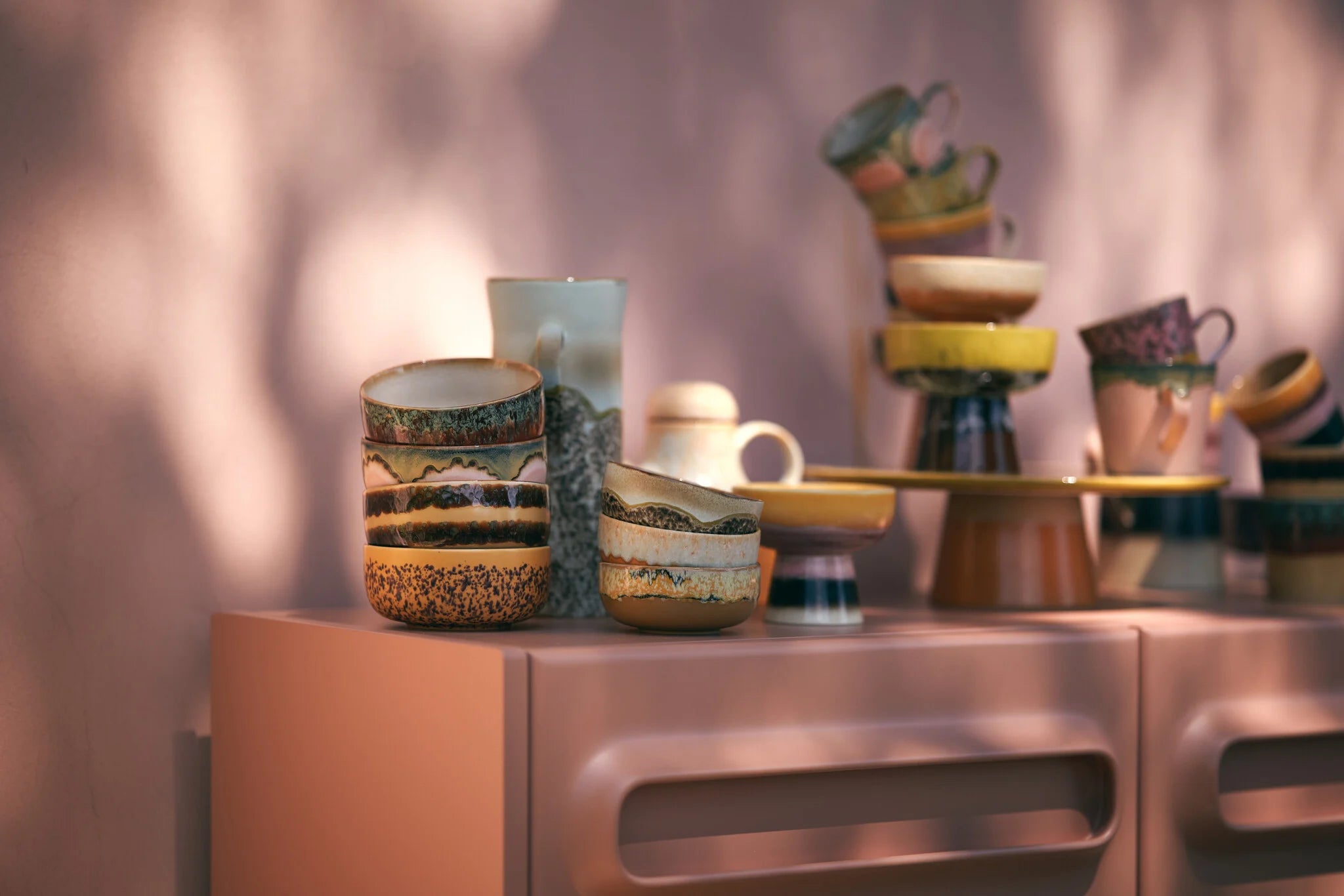 Warme stilleven met HKliving servies in aardetinten