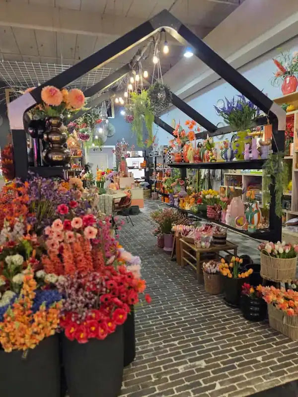 De winkel van Cozy Mssls vol bloemen en woonaccessoires