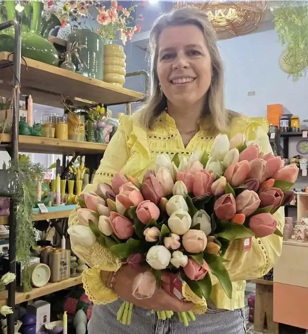 Sharon met een boeket tulpen in de winkel